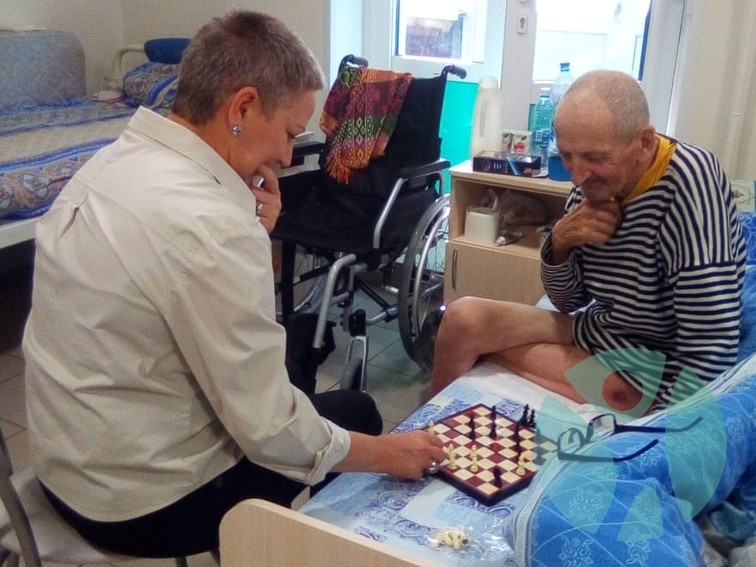 Дом престарелых в Томске: Играем в шахматы в нашем пансионате в Томске